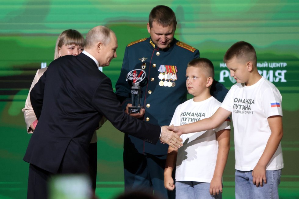 Владимир Путин вручил премии "Все для Победы!". Кто получил награды