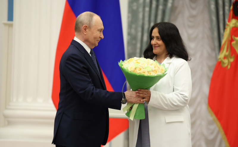 Владимир Путин вручил орден «Мать-героиня» многодетной маме из Саранска Наталье Автаевой